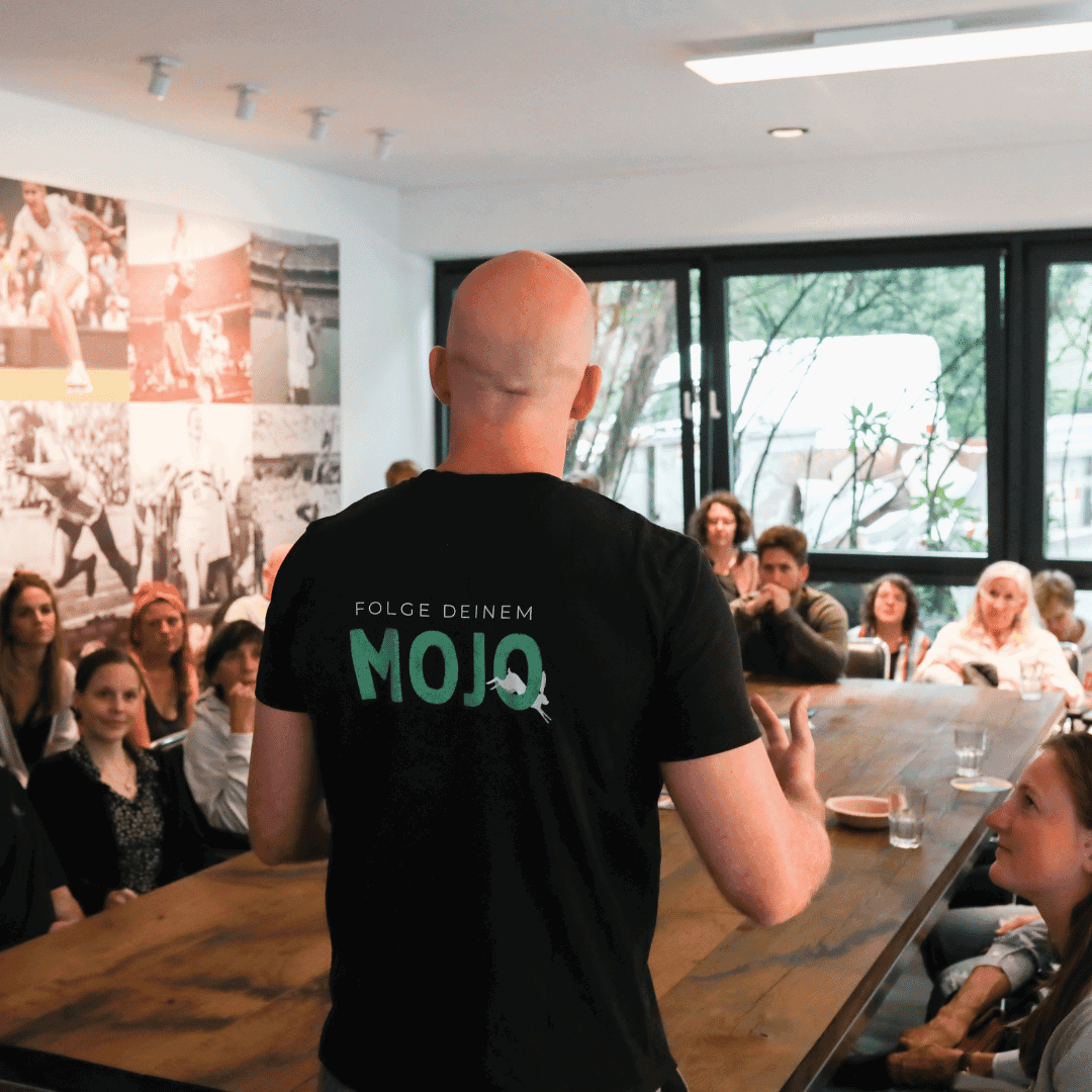 Team bei der Arbeit, Begleitung oder Workshop-Szene – echte Menschen, vertrauensvoll, professionell.